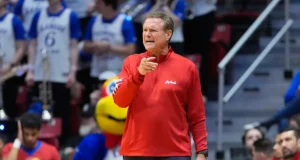 O basquete masculino do Kansas, HC Bill Self, nega rumores de aposentadoria: ‘Sem notícias. Informação ruim.