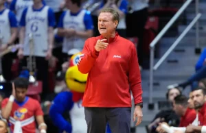 O basquete masculino do Kansas, HC Bill Self, nega rumores de aposentadoria: ‘Sem notícias. Informação ruim.