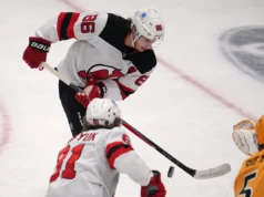 Markstrom faz 25 defesas, Devils venceu Blues por 3-1 para encerrar a derrapagem de 5 jogos