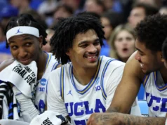 Skye Clark, da UCLA, perde os dentes na luta pela bola e devolve lances livres tardios na vitória no torneio da NCAA no gelo