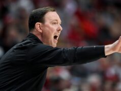 Gerry McNamara, do Siena, é o centro das atenções em um dia estranho para o futuro do basquete de Syracuse