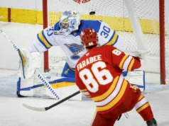 Farabee e Gridin marcam nos pênaltis na vitória do Flames por 2 a 1 sobre o Blues