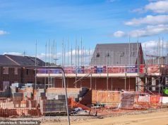 Cerca de 40 por cento de todas as casas construídas até 2030 terão de ser para migrantes, mostra a análise do Partido Conservador