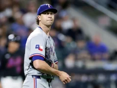 O duas vezes vencedor do prêmio Cy Young do Rangers, Jacob deGrom, machucou o pescoço no início contra o Phillies