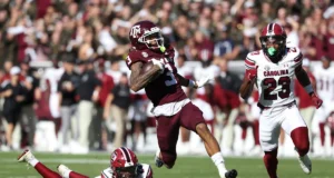 O wide receiver júnior do Texas A&M deixou o treino de primavera com uma lesão