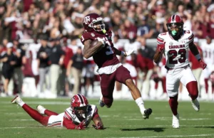 O wide receiver júnior do Texas A&M deixou o treino de primavera com uma lesão