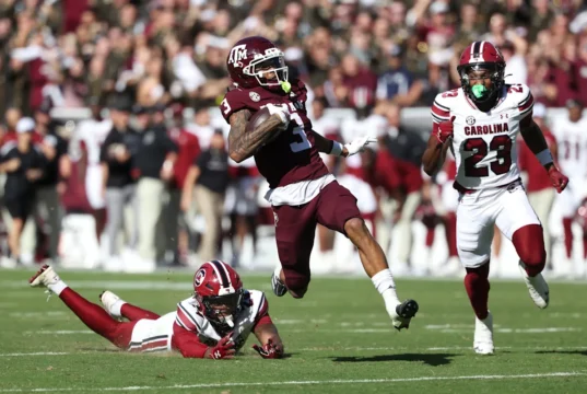O wide receiver júnior do Texas A&M deixou o treino de primavera com uma lesão