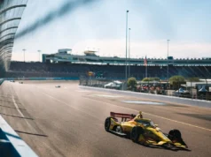 O campeão da IndyCar, Alex Palo, caiu na corrida de Phoenix por Rinus VK