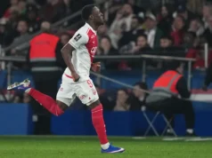 O PSG perdeu pontos na corrida pelo título após derrota por 3 a 1 para o Mônaco, abrindo a porta para diminuir a diferença para o Lens