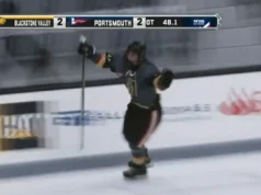 Jogador de hóquei manda time para o campeonato com gol na prorrogação um mês depois de perder 3 familiares em tiroteio