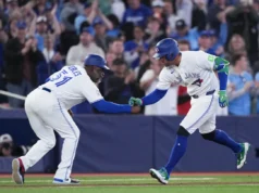 Springer, Okamoto e Sanchez homer, Blue Jays venceram o Athletics por 5-2 para completar três jogos