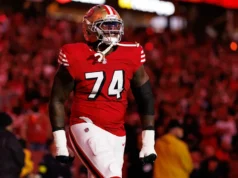 Os pilotos assinam e Spencer Burford