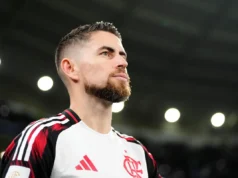 O astro do futebol Jorginho grita com Chappell depois que a briga com a segurança deixa a enteada em lágrimas