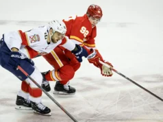 AJ Greer, dos Panthers, suspendeu 3 jogos por empurrar Connor Jarry, do Flames, para o tabuleiro