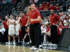 Com a abertura de emprego na Carolina do Norte, TJ Otzelberger, do estado de Iowa, diz que ‘qualquer especulação sobre mim e qualquer outro emprego ou oportunidade não é verdadeira’