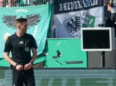 Torcedor mascarado protesta contra o VAR ao desconectar o monitor do árbitro durante partida alemã