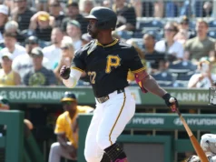 O ex-MVP da NL Andrew McCutchen abrirá a 18ª temporada da MLB no elenco do Rangers após 3 semanas com a equipe