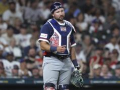 Cal Raleigh nega aperto de mão a Josh Naylor, segundo companheiro de equipe dos Mariners a pegar o apanhador no WBC