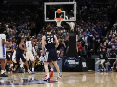 UConn voltou no segundo tempo, vencendo por 73-72