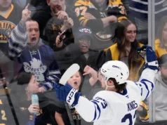 Knies marca 2 gols e Maple Leafs derrapa em 3 jogos com vitória por 4 a 2 sobre o Bruins