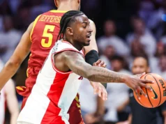 Bradley marca 17 pontos e o segundo colocado do Arizona ganha o título definitivo do Big 12 com vitória por 73-57 sobre o sexto colocado do estado de Iowa