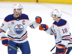 Conor McDavid, atacante de US$ 38,5 milhões dos Oilers, Nathan McKinnon na pontuação