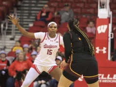 Os Badgers recebem Harvard, nas quartas de final do WBIT