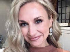 Mulher de texto aterrorizada, prefeita, 43 anos, dirigida a familiares, amigos e moradores locais depois de ser pega fazendo sexo com um garoto de 16 anos em uma festa na piscina por seu próprio filho adolescente