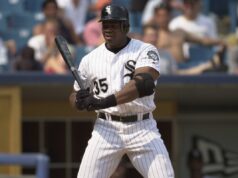 O membro do Hall da Fama do beisebol processou seu antigo time por usar seu nome e número para vender camisetas sem permissão