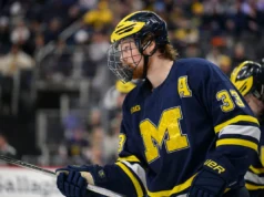 Michigan marcou quatro no terceiro período, derrotando Ohio State para vencer o Big Ten