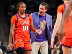 Qual a posição do basquete feminino de Clemson nas previsões da chave do March Madness