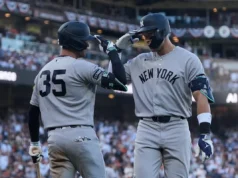 Aaron Judge atinge o segundo home run em 2 jogos na vitória dos Yankees sobre os Giants por 3 a 1 para completar a série