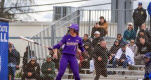Kaycie Burdick tem sido uma máquina de base para o softball de Washington