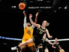 Gia Cook acerta a cesta de 3 pontos e a 15ª mulher da Virgínia Ocidental chega ao jogo pelo título do Big 12 Tournament