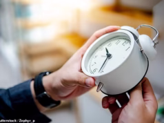 É hora de parar de mudar o relógio? Os cientistas pediram o fim completo da mudança bienal – em meio a temores de que ela possa alimentar um aumento no câncer, nos acidentes de trânsito e nos problemas de sono.