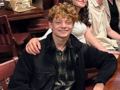 O único sobrevivente do terrível acidente do Tesla Cybertruck que matou três estudantes ricos acusou a montadora de suas maçanetas de botão prendendo-o no carro em chamas.