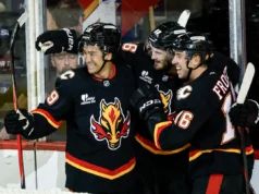 Joel Farabee marcou 2 gols na vitória do Flames sobre o Hurricanes por 5-4