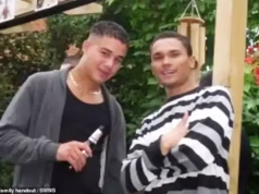 Três policiais investigados por possível má conduta após homem morto a tiros na véspera de Natal – incluindo imagens capturadas ao tocar a campainha