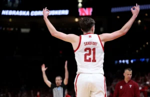 March Madness: Peyton Sandfort do Thunder voa durante a noite para surpreender o irmão Pryce Sandfort no início de Nebraska vs.