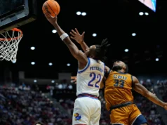 Peterson marca 28 pontos na vitória do Kansas sobre o estreante do March Madness, Cal Baptist, por 68-60