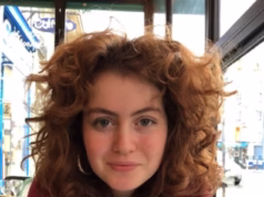 Os pais de uma estudante de 20 anos que morreu de âsangramento no olhoâ apĂłs contrair meningite B achavam que a filha estava protegida â pois pediram que a vacina fosse dada a todos os jovens