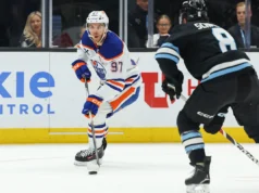 Connor McDavid, dos Oilers, tem 401 gols na carreira, mas insiste que marcar não é fácil para ele