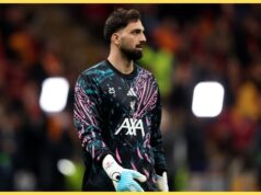 O goleiro do Liverpool, Mamardashvili, assinou um novo contrato conforme a notícia chega