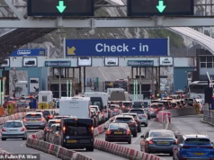 As férias de Páscoa começam quando os turistas enfrentam esperas de quatro horas no aeroporto devido a novas verificações nas fronteiras da UE, aumento dos preços dos combustíveis e interrupções ferroviárias