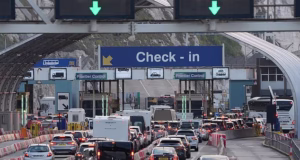 As férias de Páscoa começam quando os turistas enfrentam esperas de quatro horas no aeroporto devido a novas verificações nas fronteiras da UE, aumento dos preços dos combustíveis e interrupções ferroviárias