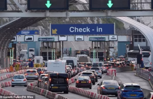 As férias de Páscoa começam quando os turistas enfrentam esperas de quatro horas no aeroporto devido a novas verificações nas fronteiras da UE, aumento dos preços dos combustíveis e interrupções ferroviárias