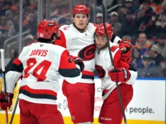 Os Hurricanes partiram tarde, derrotando os Oilers por 6-3