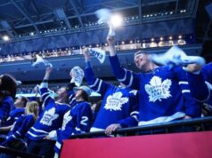 Os Maple Leafs assinaram com o artilheiro de 19 gols um contrato de agente livre