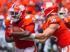 Travis Etienne fala sobre ser companheiro de equipe de Trevor Lawrence