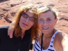 Mulher será julgada no próximo mês acusada de esfaquear a irmã do diretor de cinema até a morte e roubar seu Rolex incrustado de diamantes